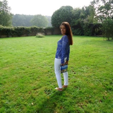 Pull Bleu ONLY et pantalon blanc ZARA - bordelaise-by-mimi.com blog mode bordeaux